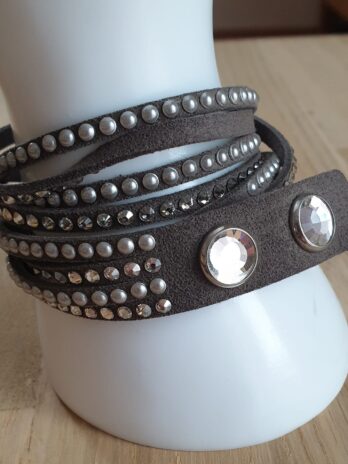 Armband “ No Name “ in Grau Lederbänder Swarovskisteine