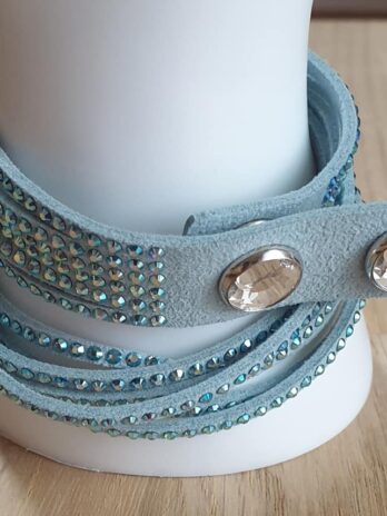 Armband “ No Name “ in Hellblau Lederbänder Swarovskisteine