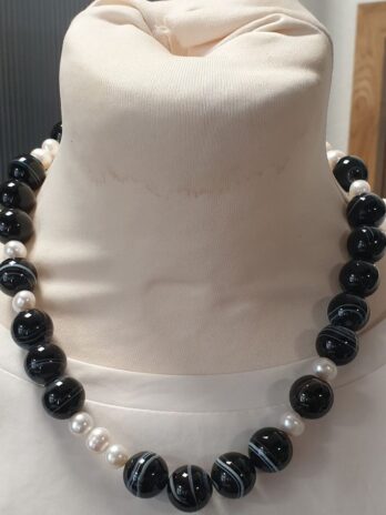Steinkette “ No Name “ in Schwarz/Weiß/Perlen mit Magnetverschluß