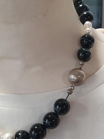 Steinkette “ No Name “ in Schwarz/Weiß/Perlen mit Magnetverschluß