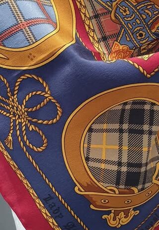 Tuch “ Lady Ascot “ in Weinrot/Blau/Ocker 100% Seide handgerollt