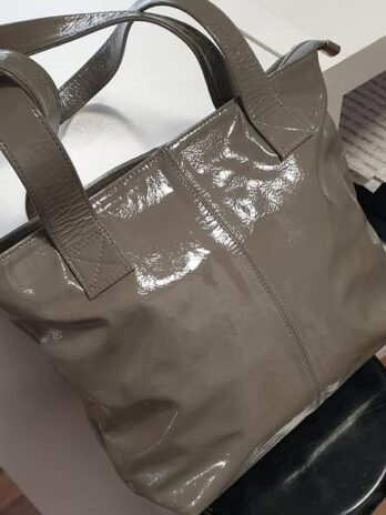 Tasche “ Peter Kaiser “ in Grau/Lackleder Maße Breite ca 33cm Höhe ca 25cm