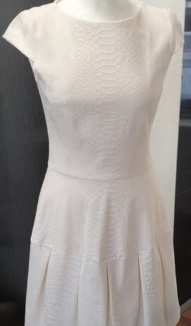 Kleid “ Hugo Boss “ Größe 34 in Offwhite gemustert NEU!