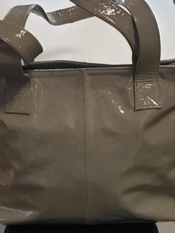 Tasche “ Peter Kaiser “ in Grau/Lackleder Maße Breite ca 33cm Höhe ca 25cm