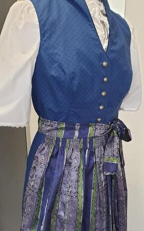 Dirndl “ Landhaustracht “ Größe 38 in Blau gemustert 2 Blusen 2 Schürzen