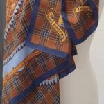 Tuch “ Lady Ascot “ in Braun/Dunkelblau/Hellblau gemustert 100% Seide handgerollt