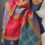 Tuch “ Lady Ascot “ in Braun/Blau/Rot Dudelsackpfeifer 100% Seide handgerollt