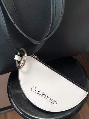 Tasche “ Calvin Klein “ in Schwarz/Weiß Kunstleder Maße Breite ca 43cm Höhe ca 31cm