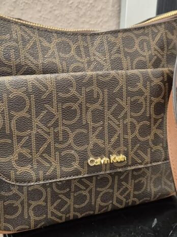 Tasche “ Calvin Klein “ in Dunkelbraun gemustert Kunstleder Maße Breite ca 32cm Höhe ca 23cm