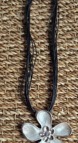 Kette “ Bijou Brigitte “ in Silber/Blume/Lederband