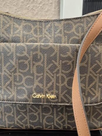 Tasche “ Calvin Klein “ in Dunkelbraun gemustert Kunstleder Maße Breite ca 32cm Höhe ca 23cm
