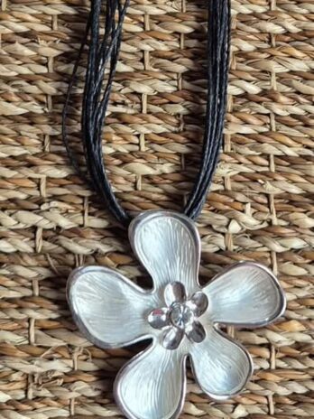 Kette “ Bijou Brigitte “ in Silber/Blume/Lederband