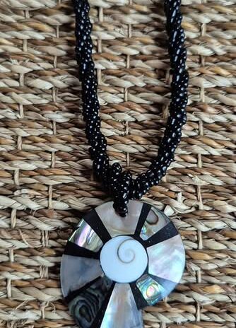Kette “ Bijou Brigitte “ in Schwarz/Perlmutt/Schnecke