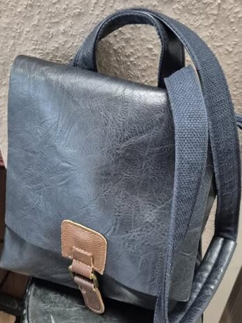 Rucksack “ Paolo Bags “ in Dunkelblau/Kunstleder Maße Breite ca 28cm Höhe ca 30cm