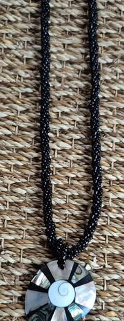 Kette “ Bijou Brigitte “ in Schwarz/Perlmutt/Schnecke