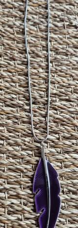 Kette “ Bijou Brigitte “ in Silber/Lila/Feder Emaille