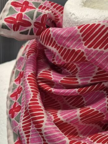 Nikituch “ Les Belles Vagabondes “ in Rot/Pink gemustert 100% Seide handgerollt