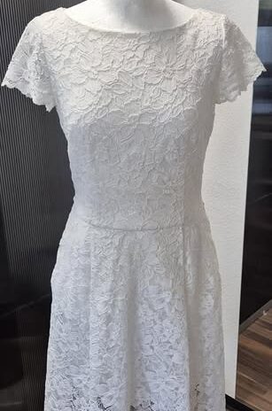 Kleid “ Hugo Boss “ Größe 36 in Weiß/Spitze