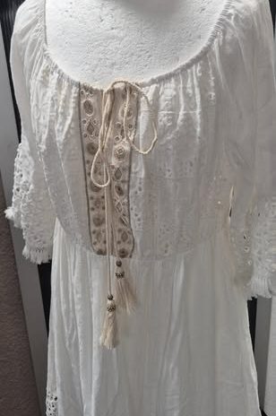 Boohoo Kleid “ Made in Italy “ Größe 42/44 in Weiß/Gold