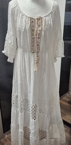 Boohoo Kleid “ Made in Italy “ Größe 42/44 in Weiß/Gold