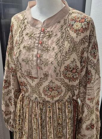 Boohoo Kleid “ Made in Italy “ Größe 40/42 in Beige/Floral