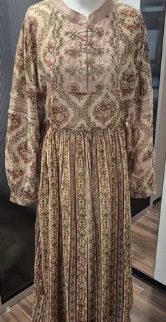 Boohoo Kleid “ Made in Italy “ Größe 40/42 in Beige/Floral