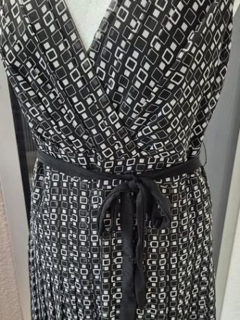 Kleid “ Esprit “ Größe 40 in Schwarz/Weiß gemustert