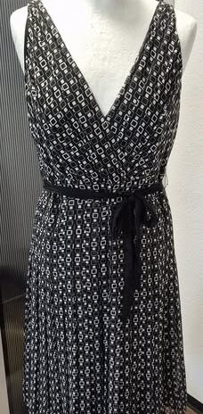 Kleid “ Esprit “ Größe 40 in Schwarz/Weiß gemustert