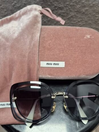 Sonnenbrille mit Etui “ MIU&MIU “ in Schwarz Bügel Offwhite