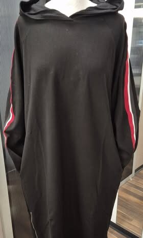 Sweaterkleid mit Kapuze “ Jones “ Größe 42 in Schwarz/Rot/Weiß
