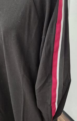Sweaterkleid mit Kapuze “ Jones “ Größe 42 in Schwarz/Rot/Weiß