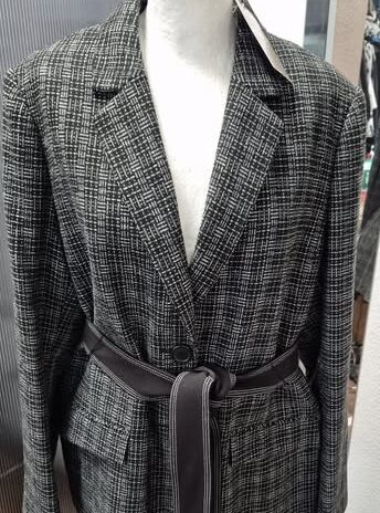 Blazer mit Bindegürtel “ Madeleine “ Größe 46 in Schwarz/Weiß gemustert NEU!