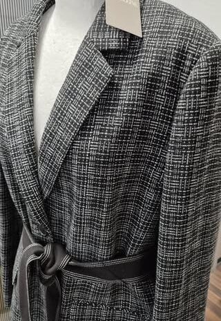 Blazer mit Bindegürtel “ Madeleine “ Größe 46 in Schwarz/Weiß gemustert NEU!