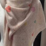 Schal “ Repeat “ in Beige/Bunt mit Herzen 100% Cashmere