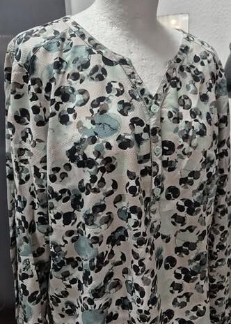 Bluse “ Bonita “ Größe 42 in Mint/Beige/Schwarz gemustert 100% Viscose
