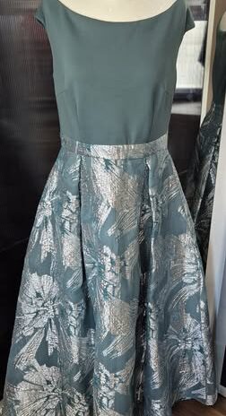 Ballkleid “ Swing “ Größe 40 in Salbeigrün/Silber