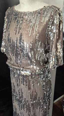 Ballkleid “ Vila “ Größe 40 in Taupe/Silber Pailletten