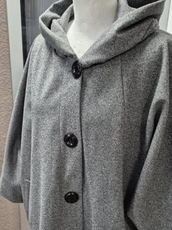 Jacke mit Kapuze “ Made in Italy “ Größe 38/40 in Schwarz/Weiß gemustert 50% Viscose