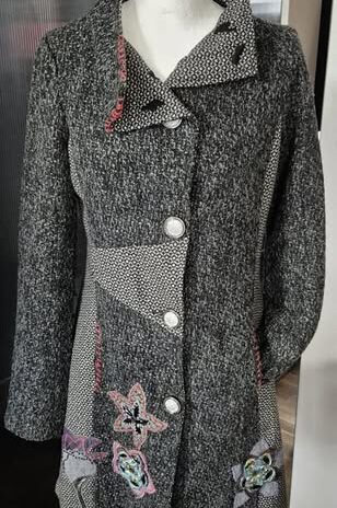 Mantel “ Mismash “ Größe M in Anthrazitgrau/Offwhite/Rot bestickt