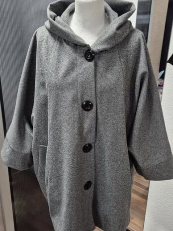 Jacke mit Kapuze “ Made in Italy “ Größe 38/40 in Schwarz/Weiß gemustert 50% Viscose