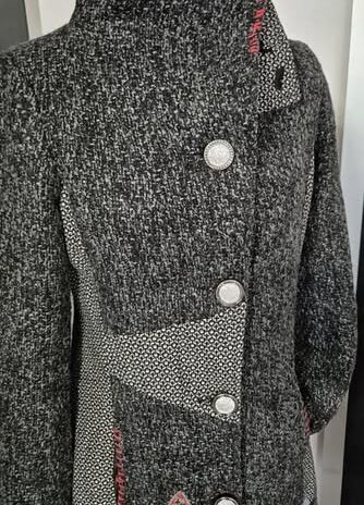 Mantel “ Mismash “ Größe M in Anthrazitgrau/Offwhite/Rot bestickt