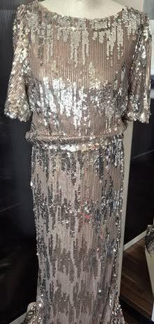 Ballkleid “ Vila “ Größe 40 in Taupe/Silber Pailletten