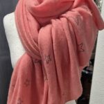 Schal “ Repeat “ in Coralle mit Sternen 100% Cashmere