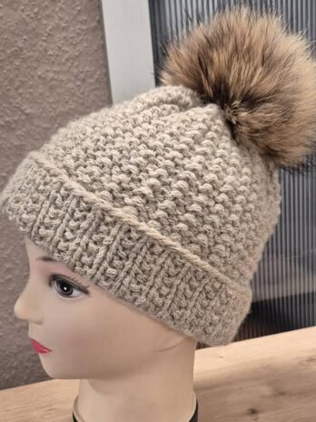 Haube mit Fellbommel “ Made in Italy “ Größe OS in Beige