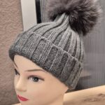 Haube mit Fellbommel “ Made in Italy “ Größe OS in Anthrazitgrau