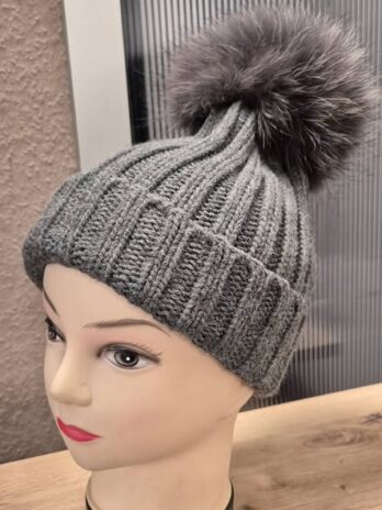 Haube mit Fellbommel “ Made in Italy “ Größe OS in Anthrazitgrau