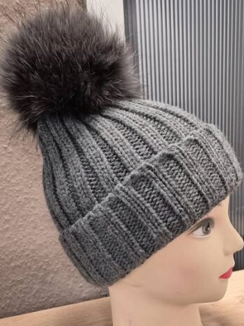 Haube mit Fellbommel “ Made in Italy “ Größe OS in Anthrazitgrau