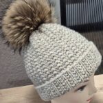 Haube mit Fellbommel “ Made in Italy “ Größe OS in Beige