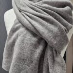 Schal “ Repeat “ in Hellgrau mit Sternen 100% Cashmere