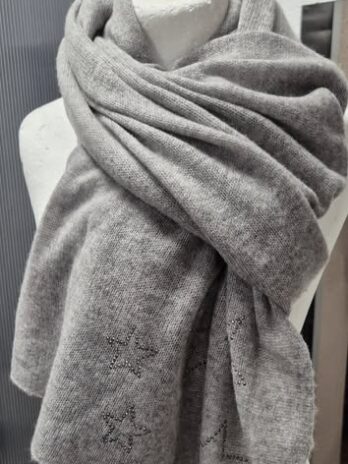 Schal “ Repeat “ in Hellgrau mit Sternen 100% Cashmere